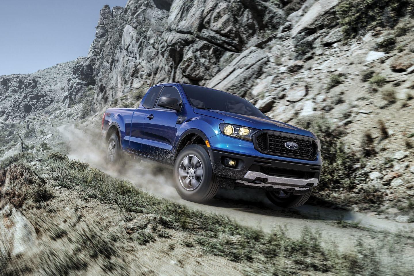 MY19_P375_FNARanger_ExtMajors_s12_country_road_blue_lightning_v02.jpg 2019 Ranger driving down a mountain path